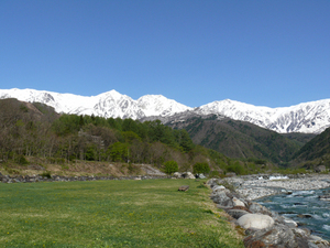 新緑と残雪